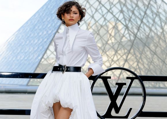 Elle a réagi aux rumeurs de mariage avec Tom Holland, très relayées sur les réseaux sociaux.

Zendaya au photocall du défilé Louis Vuitton Collection Femme Prêt-à-Porter Automne/Hiver 2026-2027 lors de la Fashion Week de Paris (PFW) au musée du Louvre, à Paris, France, le 10 mars 2026 © Olivier Borde/Bestimage