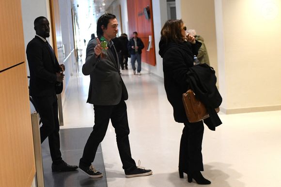 Alain-Fabien Delon et son avocate Florence Watrin arrivent au tribunal correctionnel de Paris pour avoir enregistré et diffusé avec son frère Anthony Delon une conversation de leur sœur, Anouchka, avec leur père, le 5 janvier 2024, à l'époque où les désaccords de la fratrie concernant la santé d'Alain Delon, à Paris, France, le 17 mars 2026. Anthony Delon et Anouchka sont absents. © Clément Prioli/Bestimage