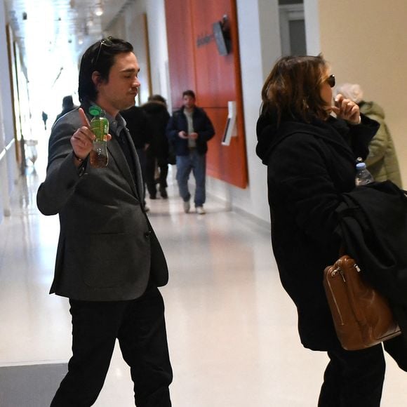 Alain-Fabien Delon et son avocate Florence Watrin arrivent au tribunal correctionnel de Paris pour avoir enregistré et diffusé avec son frère Anthony Delon une conversation de leur sœur, Anouchka, avec leur père, le 5 janvier 2024, à l'époque où les désaccords de la fratrie concernant la santé d'Alain Delon, à Paris, France, le 17 mars 2026. Anthony Delon et Anouchka sont absents. © Clément Prioli/Bestimage