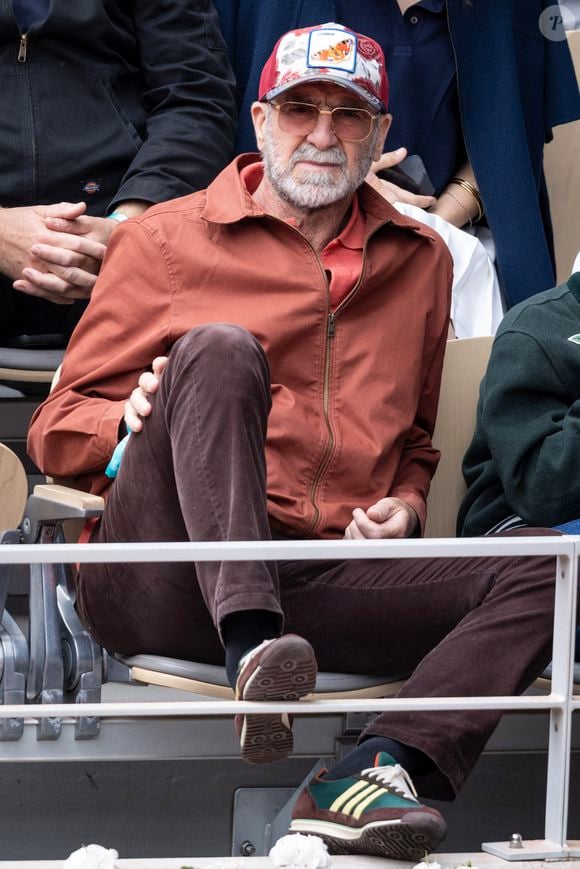 Pour lui, Marseille est bien plus qu’un décor, c’est un personnage à part entière.

Eric Cantona a perdu sa mère Léonor - Eric cantona en tribunes lors des Internationaux de France de Tennis de Roland Garros 2025, à Paris, France, le 7 juin 2025. © Cyril Moreau/Bestimage