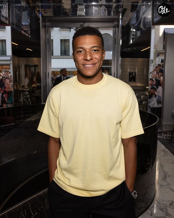 Kylian Mbappé et Ester Exposito ont pris la pose dans la boutique de Valérie Messika. Capture d'écran Instagram