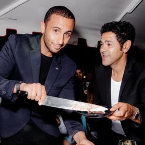 "On est venus tester le restaurant marocain de Jamel Debbouze", lancent en coeur les Foodlovers sur TikTok. 

Exclusif - Le pâtissier Yazid Ichemrahen et Jamel Debbouze - Les célébrités fêtent le 48ème anniversaire de J.Debbouze dans le restaurant "Dar Mima", créé par Laurent de Gourcuff et J.Debbouze, en hommage à la mère de ce dernier, Fatima. Sur le toit de l'Institut du monde arabe à Paris Yazid Ichemrahen via Bestimage