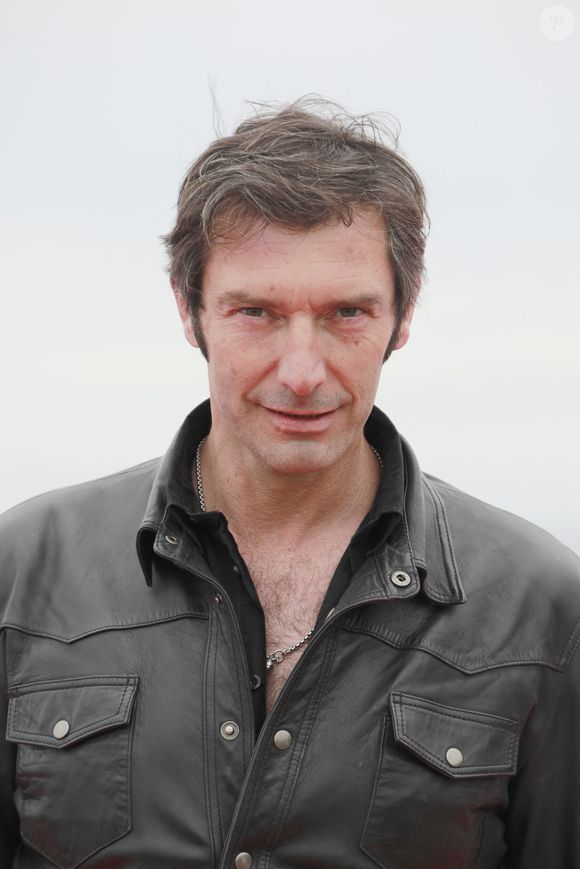 Mais l'acteur ne fait pas que jouer la comédie. 

Franck Sémonin de Section de recherches
CANNESERIES SAISON 5 au Palais des Festivals et des Congrès de Cannes, mercredi 6 avril 2022. © Christophe Aubert via Bestimage