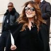 Carla Bruni-Sarkozy dégaine ses jambes très fuselées avec un accessoire imparable lors de la Fashion Week de Paris