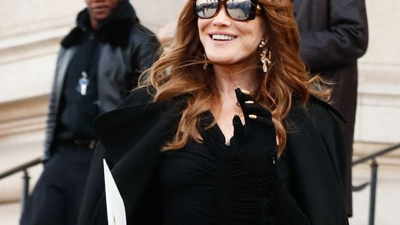 Carla Bruni-Sarkozy dégaine ses jambes très fuselées avec un accessoire imparable lors de la Fashion Week de Paris