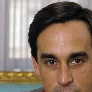 En France, à Paris, Thierry Ardisson posant chez lui en octobre 1986