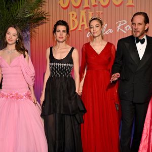 Ben Sylvester Strautmann, sa compagne, la princesse Alexandra de Hanovre, Charlotte Casiraghi, Béatrice Borroméo, Andréa Casiraghi et  sa femme Tatiana Santo Domingo durant la 69ème édition du Bal de la Rose dans la Salle des Étoiles du Sporting Monte-Carlo à Monaco, le 29 mars 2025.
© Bruno Bebert / Pool Monaco / Bestimage