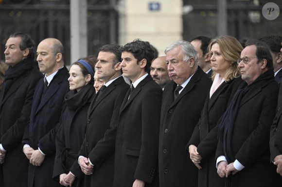 Benjamin Badinter, Simon Marcel Badinter, Judith Badinter, Elisabeth Badinter, le président Emmanuel Macron, le premier ministre Gabriel Attal, le président Gérard Larcher, la présidente de l'Assemblée nationale Yael Braun-Pivet, l'ancien président François Hollande lors de l'hommage national à l'ancien ministre de la Justice Robert Badinter place Vendôme devant le ministère de la Justice à Paris, France, le 14 février 2024. Photo par Eliot Blondet/ABACAPRESS.COM