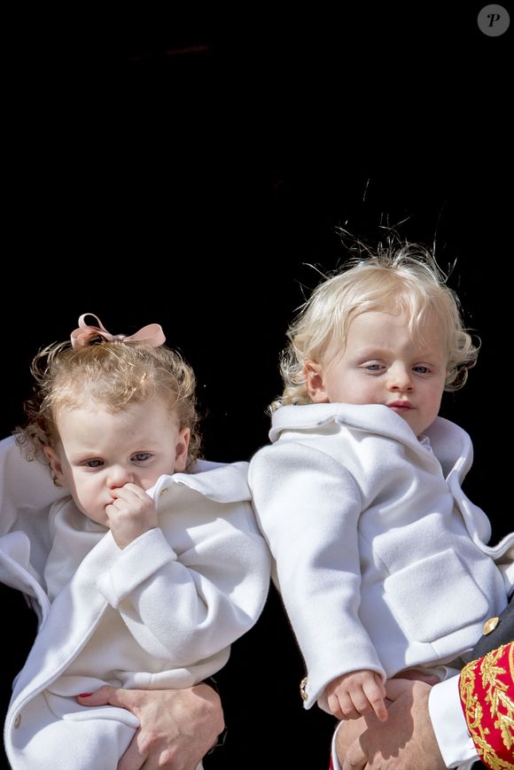 Le Prince Albert II de Monaco, la Princesse Charlène et leurs jumeaux la Princesse Gabriella et le Prince Jacques apparaissent au balcon du Palais Grimaldi dans le cadre des célébrations de la Fête Nationale de Monaco également connue sous le nom de Fête du Prince Souverain, à Monaco le 19 novembre 2016. Photo Robin Utrecht/ABACARESS.COM