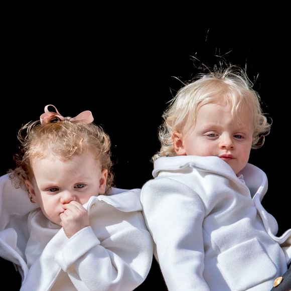 Le Prince Albert II de Monaco, la Princesse Charlène et leurs jumeaux la Princesse Gabriella et le Prince Jacques apparaissent au balcon du Palais Grimaldi dans le cadre des célébrations de la Fête Nationale de Monaco également connue sous le nom de Fête du Prince Souverain, à Monaco le 19 novembre 2016. Photo Robin Utrecht/ABACARESS.COM