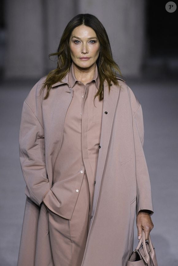 Le décor intérieur de la villa a été conservé dans son style rétro.

Carla Bruni-Sarkozy défile sur le podium du défilé de mode Tod's Prêt-à-porter printemps/été 2023 lors de la Fashion Week de Milan, Italie, le 23 septembre 2022.