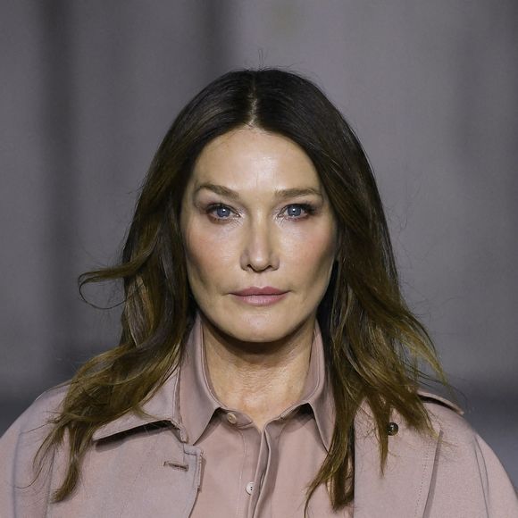 Le décor intérieur de la villa a été conservé dans son style rétro.

Carla Bruni-Sarkozy défile sur le podium du défilé de mode Tod's Prêt-à-porter printemps/été 2023 lors de la Fashion Week de Milan, Italie, le 23 septembre 2022.