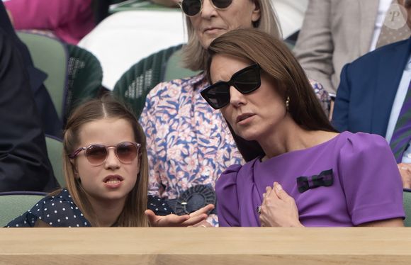 Un trait de caractère qui n'est pas sans rappeler celui de sa mère Kate Middleton

Catherine (Kate) Middleton avec la princesse Charlotte et Pippa Middleton dans les tribunes de la finale du tournoi de Wimbledon 2024, le 14 juillet 2024. Julien Burton / Bestimage