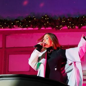 la chanteuse explique qu'elle a "toujours caché" son prénom et que "ça l’arrangeait bien de prendre ce nom de scène, qui était un peu son armure". 

Vitaa lors du lancement des rêveries de Noël au BHV / Marais à Paris le 18 novembre 2025.

© Anne-sophie Guebey / Bestimage