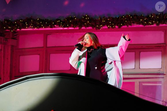 la chanteuse explique qu'elle a "toujours caché" son prénom et que "ça l’arrangeait bien de prendre ce nom de scène, qui était un peu son armure". 

Vitaa lors du lancement des rêveries de Noël au BHV / Marais à Paris le 18 novembre 2025.

© Anne-sophie Guebey / Bestimage