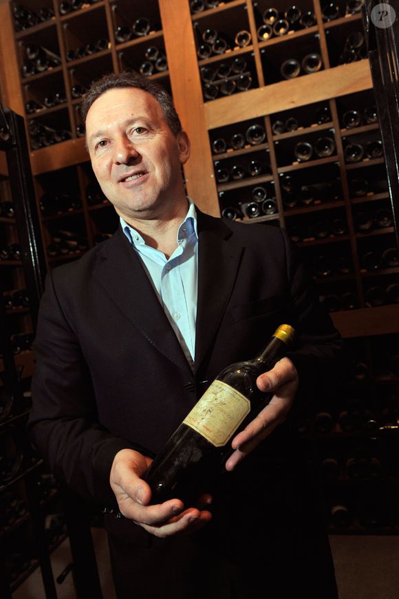 Exclusif - Monaco, le 13/03/13 - L'un des sommeliers de la SBM, Bruno Scavo présente une bouteille un Chateau d'Yquem de 1937 durant le tournage du documentaire realise par Cyril Viguier "Monaco : les coulisses du Rocher", et qui sera diffuse sur France 3 le vendredi 27 decembre 2013 pour une soiree speciale Monaco en prime time et rediffuse le samedi 4 janvier 2014 a 15 heures.La cave de la SBM est une des plus belles caves au monde avec 600000 bouteilles en plus de 6000 références, la plus vieille bouteille est un Chateau Marquis d'Aligre de 1835. JUNIOR / BESTIMAGE