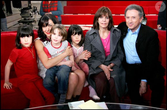 Lio et ses enfants Léa, Diego, Garance, sa mère et Michel Drucker lors de l'émission "Vivement dimanche" consacrée aux chansons des années 80.
Bruno Bebert / Bestimage