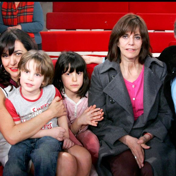Lio et ses enfants Léa, Diego, Garance, sa mère et Michel Drucker lors de l'émission "Vivement dimanche" consacrée aux chansons des années 80.
Bruno Bebert / Bestimage