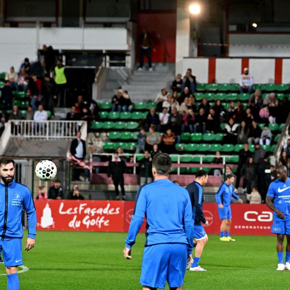 Kendji Girac et Louis Ducruet durant la première édition du « match des légendes » opposant l'équipe des Légendes, les anciens de Cannes, à l'équipe des Etoiles avec pour capitaine Didier Deschamps, au stade Pierre de Coubertin à Cannes, le 30 octobre 2025. Les Légendes cannoises, coachées par Luis Fernandez et supportées par Zinedine Zidane qui portait les couleurs cannoises, mais qui n'a pas joué, ont remporté le match 3 à 2. Tous les bénéfices de la soirée seront reversés aux associations les Etoiles de l'Espoir, à l'association Adrien et à l'association Clin d'Oeil, qui oeuvrent pour les plus démunis et la jeunesse. © Bruno Bebert / Dominique Jacovides / Bestimage