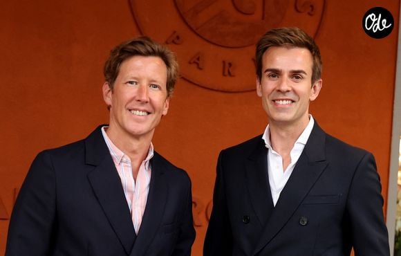tout comme son partenaire, qui a opté pour une tenue quasiment identique.

Jean-Baptiste Marteau au photocall du village ((night session) lors des Internationaux de France de Tennis de Roland Garros 2026, à Paris, France, le 5 juin 2026. © Jacovides-Moreau/Bestimage