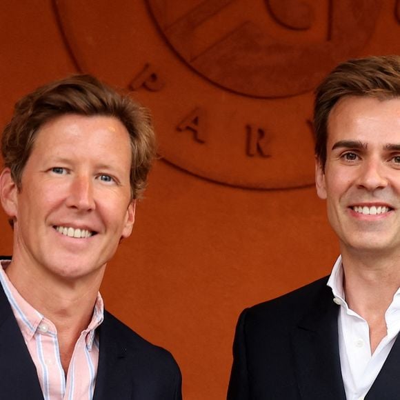 tout comme son partenaire, qui a opté pour une tenue quasiment identique.

Jean-Baptiste Marteau au photocall du village ((night session) lors des Internationaux de France de Tennis de Roland Garros 2026, à Paris, France, le 5 juin 2026. © Jacovides-Moreau/Bestimage