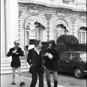 Archives - Serge Gainsbourg, Jane Birkin et son père David Birkin sortant de l'hôtel Carlton à Cannes en 1969. (DANIEL ANGELI / BESTIMAGE).