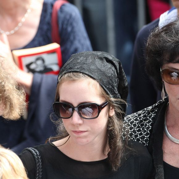 Gaël et Sara Giraudeau aux obsèques de leur père Bernard Giraudeau, avec leur maman Anny Duperey en l'église Saint-Eustache à Paris le 23 juillet 2010. © CYRIL MOREAU / BESTIMAGE
