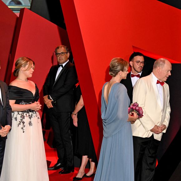 Marie et Louis Ducruet, Camille Gottlieb, la princesse Charlene et le prince Albert II de Monaco - 76ème Bal de la Croix Rouge dans la salle des Etoiles à Monaco le 12 juillet 2025. © Bruno Bebert/Bestimage