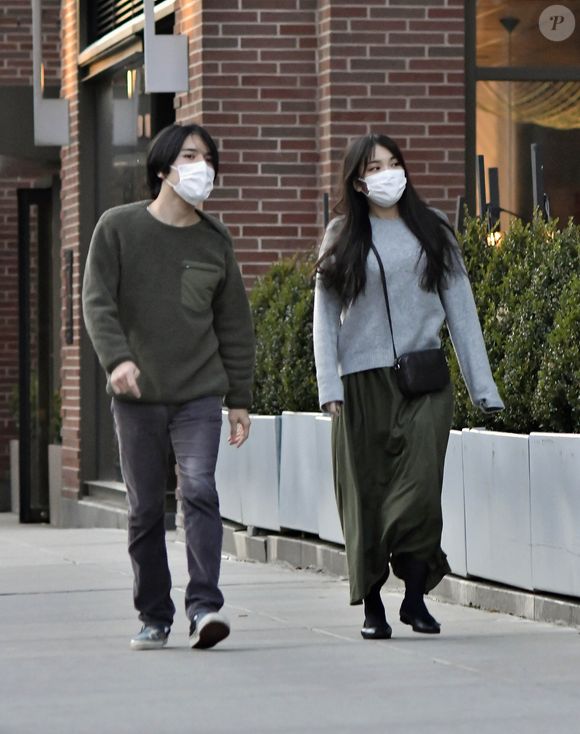 L'ancienne princesse japonaise Mako et son mari Kei Komuro se baladent dans les rues de New York City, New York, Etats-Unis, le 12 décembre 2021.

Photo : The ImageDirect / Bestimage