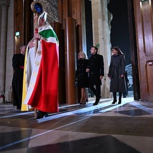 Mgr Laurent Ulrich, archevêque de Paris, Emmanuel Macron, président de la République Française, la Première dame Brigitte Macron et Anne Hidalgo, maire de Paris lors de la cérémonie de réouverture de la cathédrale Notre-Dame de Paris, le 7 décembre 2024. Joyau de l’art gothique, lieu de culte et de culture, symbole universel de la France et de son histoire, la cathédrale de Notre-Dame de Paris rouvre ses portes les 7 et 8 décembre, cinq ans après le terrible incendie qui l’avait ravagée le 15 avril 2019. © Eric Tschaen/Pool/Bestimage