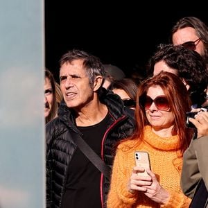 Mais depuis 2004, le chanteur file le parfait amour avec l'auteure Hélène Grémillon, de trente ans sa cadette. Léonard, fruit de leur union, est né en 2008.

Julien Clerc et sa compagne Hélène Grémillon - I. Huppert a dirigé le tournage de la reproduction du film documentaire muet de 1895 par le regretté cinéaste français Louis Lumière "La Sortie de l'usine Lumière à Lyon" dans le cadre de la 16ème édition du Festival Lumière de Lyon, France, le 19 octobre 2024. © Dominique Jacovides/Bestimage