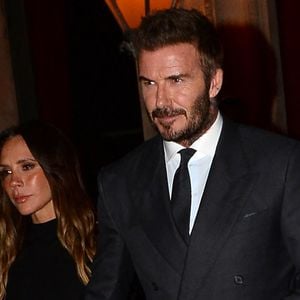 David et Victoria Beckham - La famille Beckham quitte leur hôtel "La réserve" pour aller dîner dans Paris lors de la Fashion Week (PFW)le 26 janvier 2026. Victoria Beckham vient tout juste élevée au rang de Chevalier des Arts et des Lettres.

Photo : Agence / Bestimage