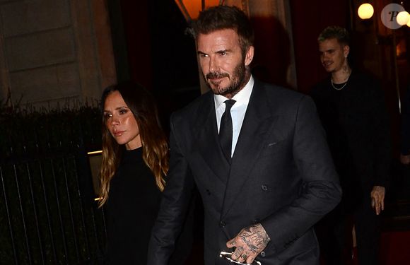 David et Victoria Beckham - La famille Beckham quitte leur hôtel "La réserve" pour aller dîner dans Paris lors de la Fashion Week (PFW)le 26 janvier 2026. Victoria Beckham vient tout juste élevée au rang de Chevalier des Arts et des Lettres.

Photo : Agence / Bestimage
