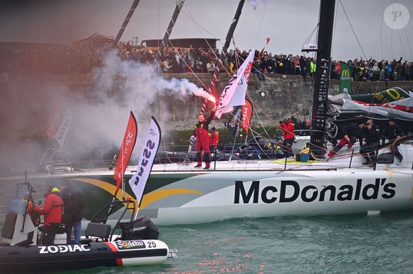 Lors de son arrivée, des centaines de personnes l'ont accueilli de manière triomphale

La skipper française Violette Dorange célèbre sur son monocoque Imoca Devenir sa 25e place dans la 10e édition du Vendée Globe, course à la voile en monocoque autour du monde, aux Sables-d'Olonne, dans l'ouest de la France, le 9 février 2025. Photo by Franck Castel/ABACAPRESS.COM