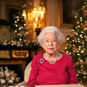D'habitude, le discours de Noël est fait dans un domaine royal

Le discours de Noël 2021 de la reine Elisabeth II d'Angleterre le 25 décembre 2021 au château de Windsor
© Youtube via Bestimage