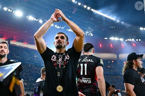 Le couple a depuis pu accueillir une petite fille prénommée Ava, avant le passage à la nouvelle année.

Thomas RAMOS de Toulouse célèbre avec ses coéquipiers pendant la finale du Top 14 entre Toulouse et Bordeaux au Stade de France le 28 juin 2025 à Paris, France. Photo par Emilian Baldow/Icon Sport/ABACAPRESS.COM