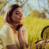 Blush crème ou blush poudre : lequel tient le mieux sous le soleil ?