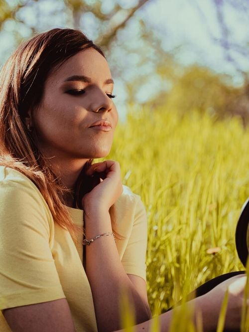 Blush crème ou blush poudre : lequel tient le mieux sous le soleil ?