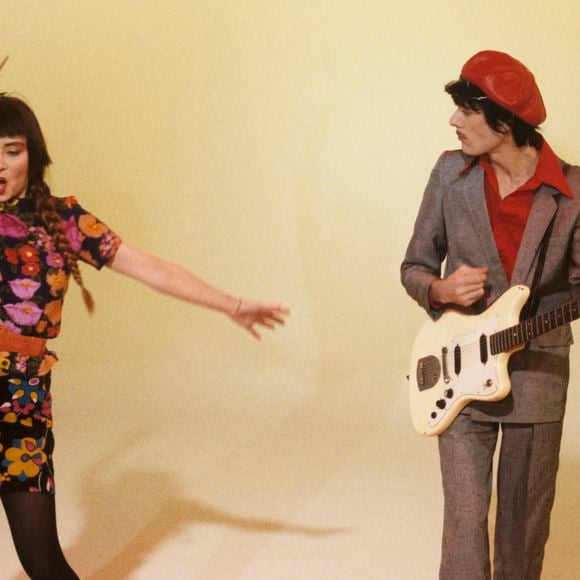 En France, à Paris, les deux membres du groupe les RITA MITSOUKO sur un plateau un peu asexuée, Catherine RINGER vêtue de couleurs vives, gesticulant accompagnée du guitariste Fred CHICHIN. © Gérard Letellier via Bestimage