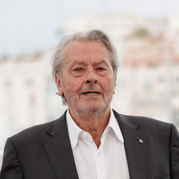 Photocall de la Palme d’or d’honneur à Alain Delon lors du 72ème Festival International du film de Cannes. Le 19 mai 2019 
© Jacovides-Moreau / Bestimage