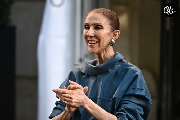 Quelques jours avant son retour sur scène, Céline Dion avec des fans devant son hôtel, le Royal Monceau, à Paris, en France, le 6 septembre 2026. © Lionel Urman/Bestimage