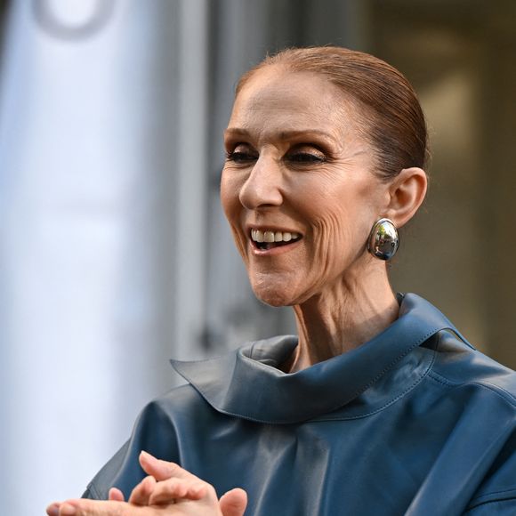 Quelques jours avant son retour sur scène, Céline Dion avec des fans devant son hôtel, le Royal Monceau, à Paris, en France, le 6 septembre 2026. © Lionel Urman/Bestimage