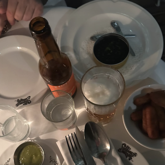 De son côté, l'homme du jour a indiqué avoir passé ce nouveau cap avec son entourage du côté du 10e arrondissement de Paris.

Jules Darmon, le fils de Gérard Darmon et Mathilda May, sur Instagram