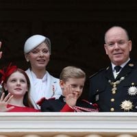 Albert II de Monaco propriétaire d’une belle maison très loin de Monaco, il rêve d'y emmener Jacques et Gabriella