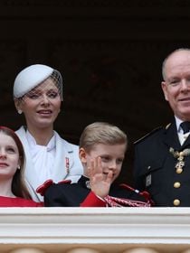 Albert II de Monaco propriétaire d’une belle maison très loin de Monaco, il rêve d'y emmener Jacques et Gabriella