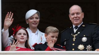 Albert II de Monaco propriétaire d’une belle maison très loin de Monaco, il rêve d'y emmener Jacques et Gabriella