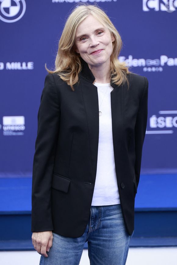 "Au secours, avec le poulet grillé tous les dimanches et les chips'. On se dit que ça ne s’arrêtera jamais. Ça revient sans cesse, toujours pareil, avec ce sentiment que rien ne changera, cette espèce de boucle qui tourne à vide. Et j’ai eu envie de sortir de là."

Isabelle Carré La 18ème édition du festival du Film Francophone d'Angoulême, mercredi 27 août 2025. © Christophe Aubert via Bestimage