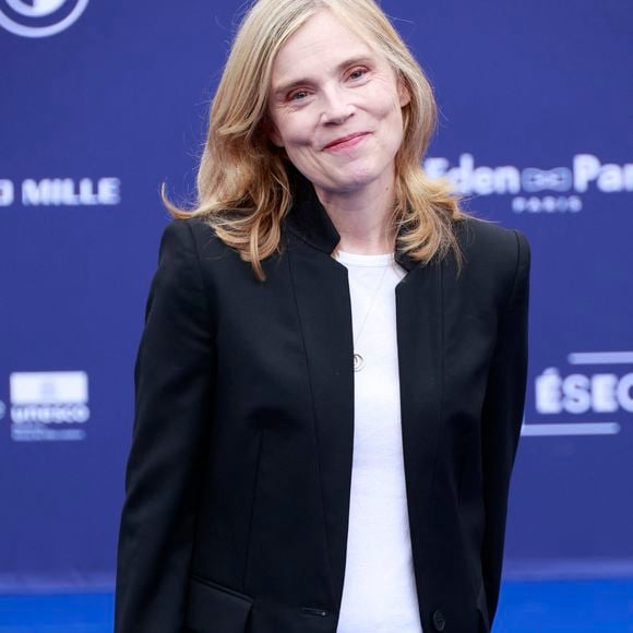 "Au secours, avec le poulet grillé tous les dimanches et les chips'. On se dit que ça ne s’arrêtera jamais. Ça revient sans cesse, toujours pareil, avec ce sentiment que rien ne changera, cette espèce de boucle qui tourne à vide. Et j’ai eu envie de sortir de là."

Isabelle Carré La 18ème édition du festival du Film Francophone d'Angoulême, mercredi 27 août 2025. © Christophe Aubert via Bestimage