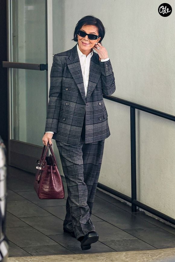 Exclusif -  Kris Jenner avec son sac Hermès Birkin version crocodile à Beverly Hills.

© Bestimage