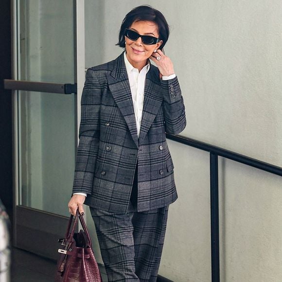 Exclusif -  Kris Jenner avec son sac Hermès Birkin version crocodile à Beverly Hills.

© Bestimage